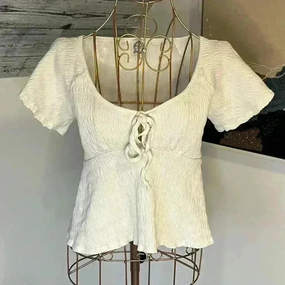 Francesca’s cream tie front top women’s size small